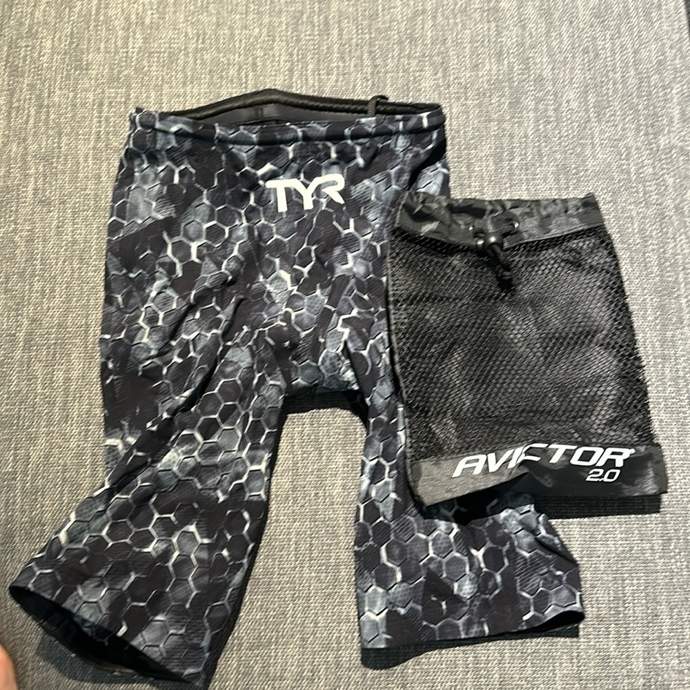 TYR Avictor Tech Suit Size 22 with bag!